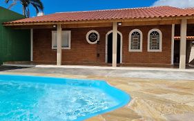 Confortável casa com piscina e churrasqueira a 100m da praia